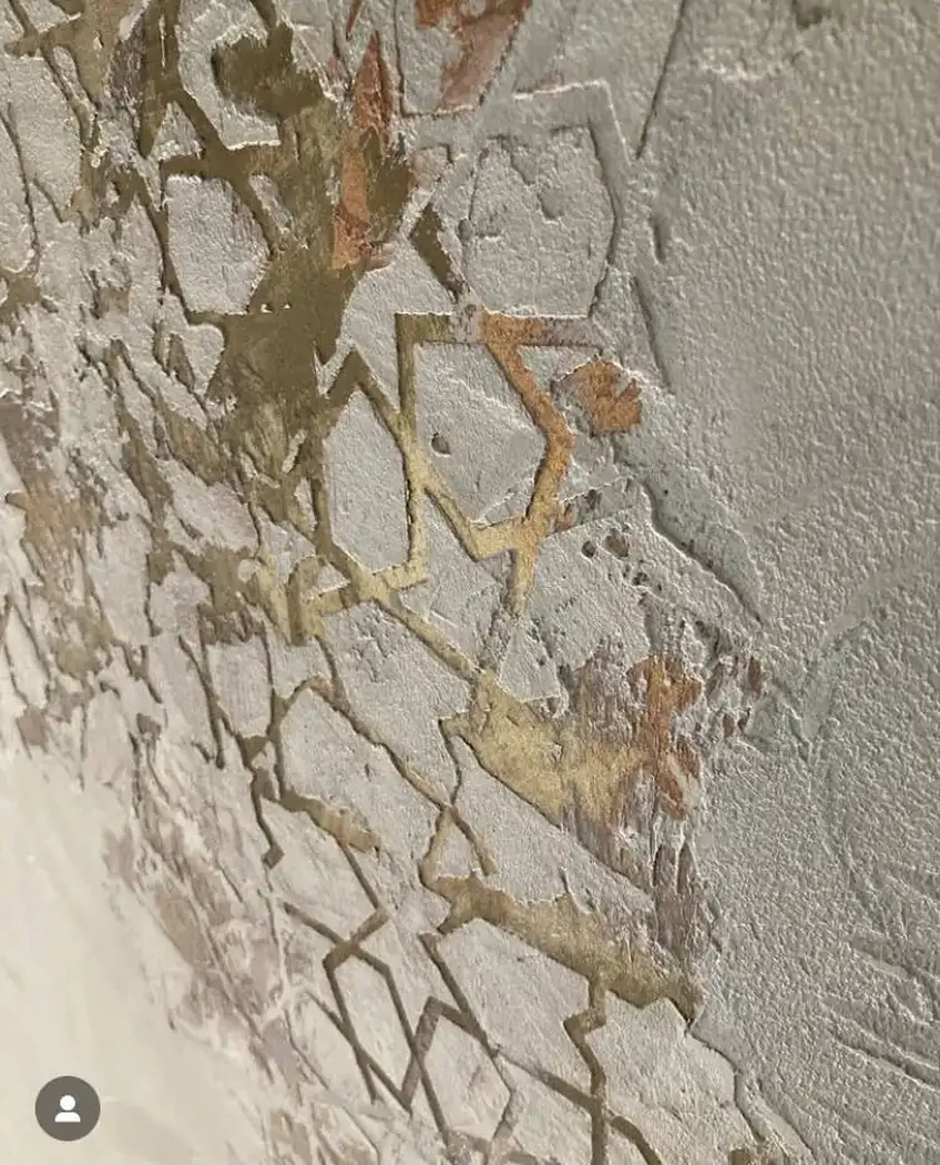 Cuisine et cage d’escalier en enduit à la chaux avec création de décors