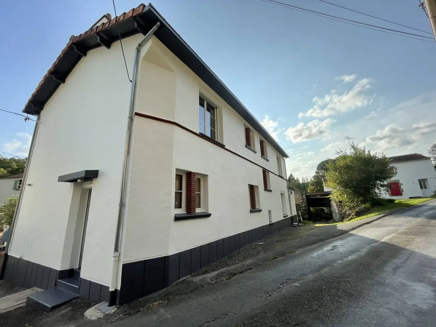 Ravalement de façade complet (murs, dessous de toit, cheminée et traitement des briques)