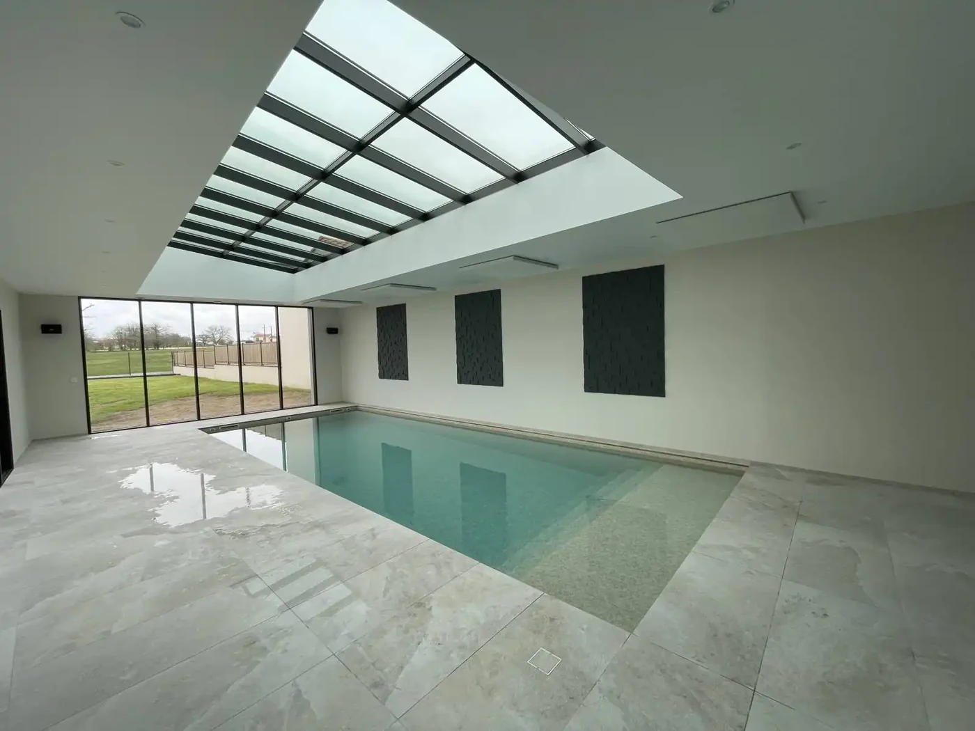 Pose de plafonniers et parements acoustique après peinture